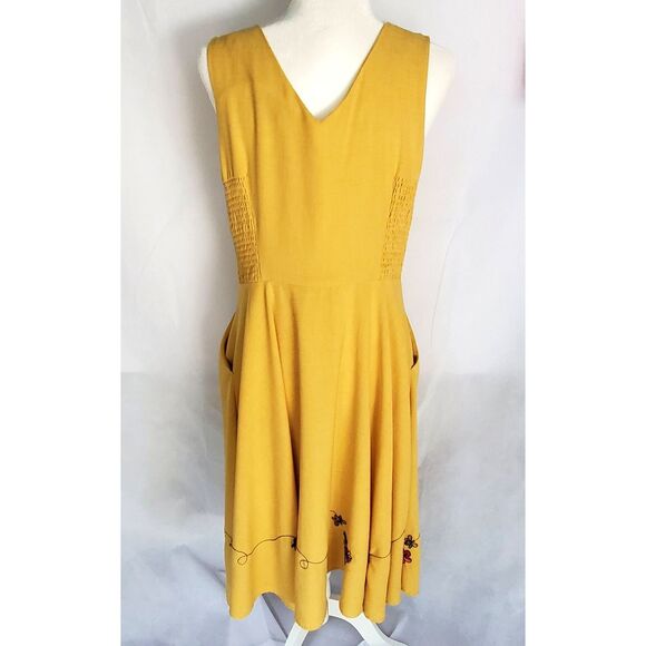 Modcloth Voodoo Vixen Sleeveless Yellow Dress Bumble Bees Flower Buttons Large - Picture 4 of 8